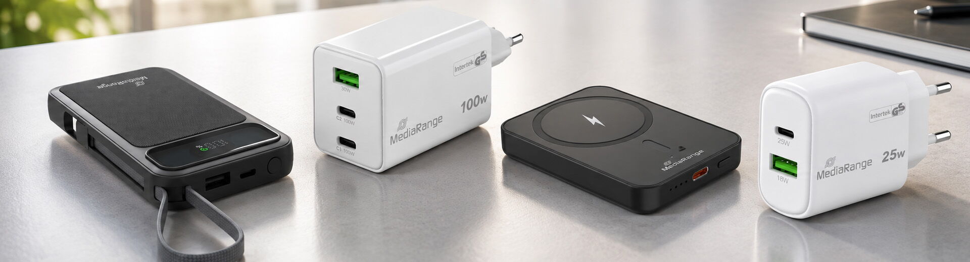 MediaRange Powerbank, USB-Ladegeräte und kabelloses Ladegerät auf einem Schreibtisch