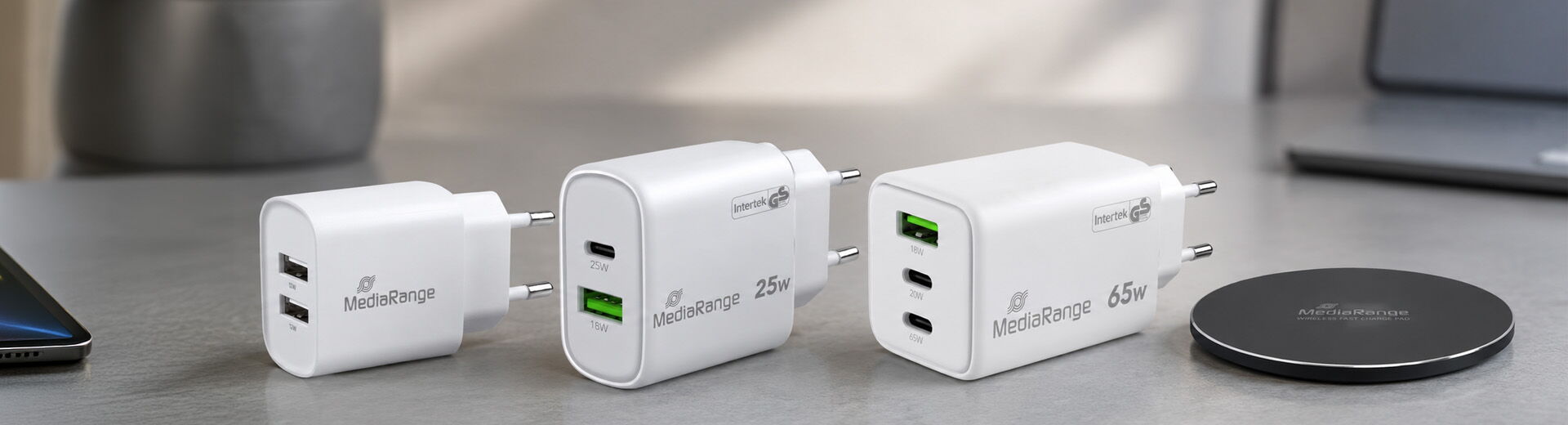 Weiße MediaRange USB-C-Ladegeräte mit mehreren Anschlüssen und kabelloses Ladepad