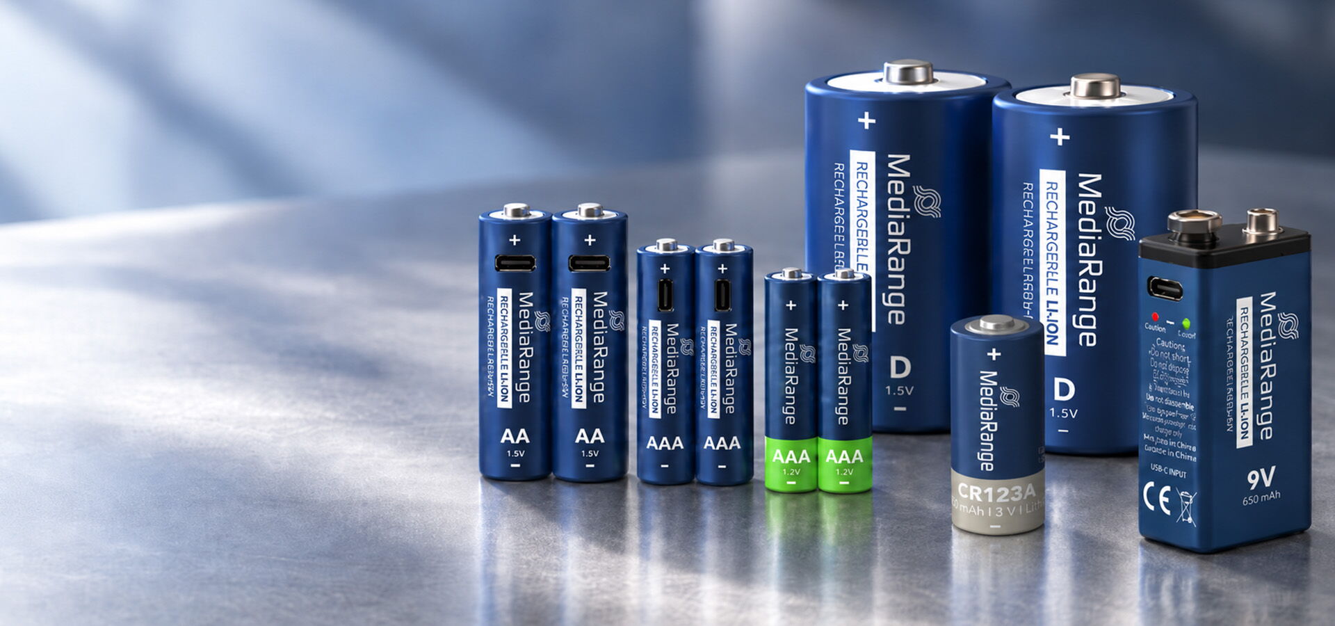 MediaRange Batterien in den Größen AA, AAA, C, D und 9V auf einer hellen Oberfläche