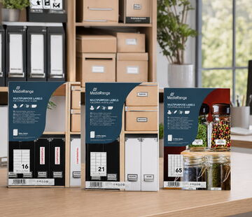 MediaRange Universal-Etiketten-Verpackungen vor Aufbewahrungsboxen im Regal
