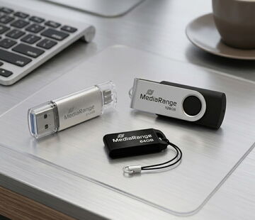 Drei USB Sticks auf einem Schreibtisch