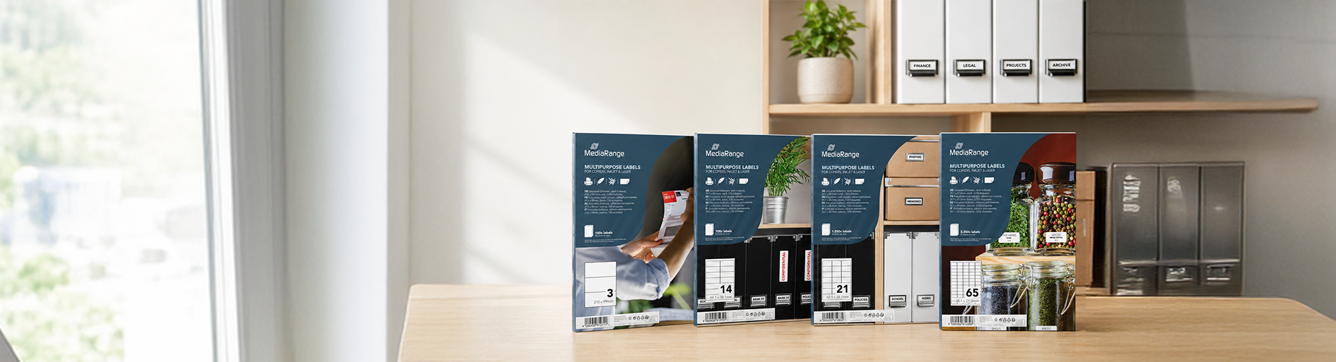 MediaRange Etiketten- und Organisationsprodukte in einem Home-Office-Regal