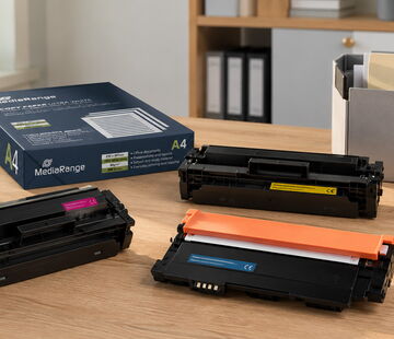 MediaRange Tonerkartuschen und Fotopapier-Verpackung auf einem Schreibtisch