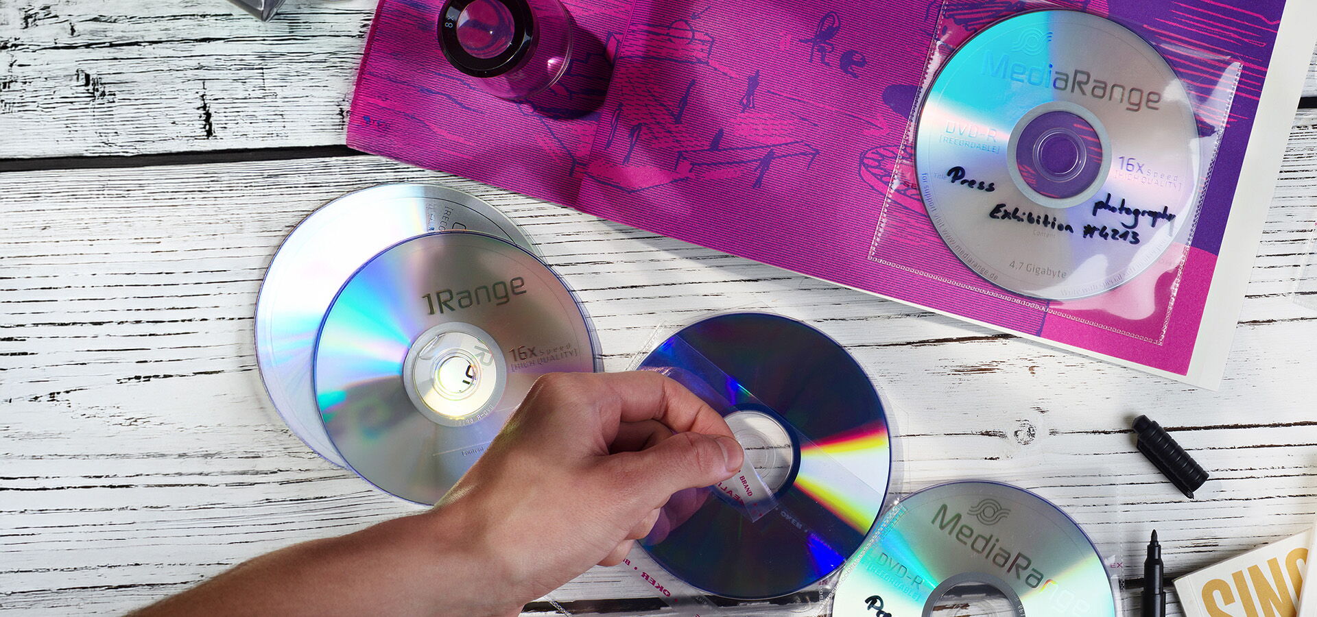 CD Rohlinge auf einem Tisch von MediaRange