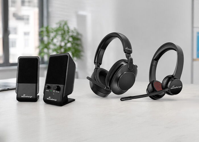 MediaRange PC-Lautsprecher und Headsets auf einem weißen Tisch