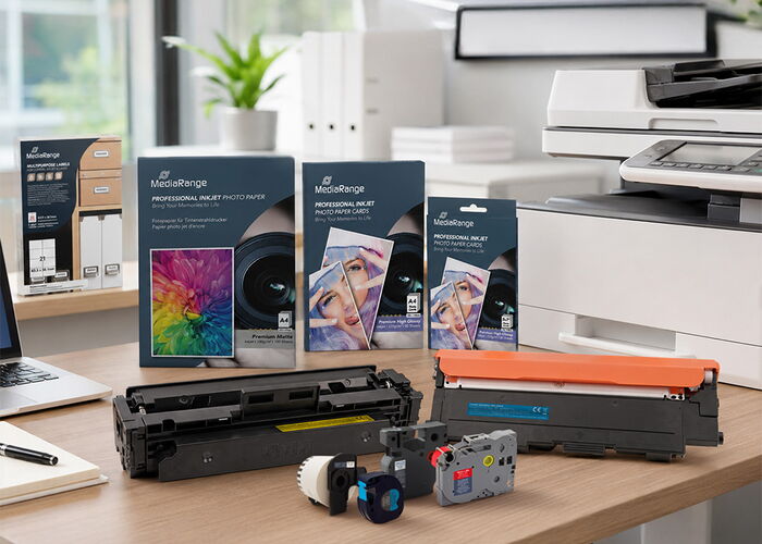 MediaRange Drucker, Tonerkartuschen und Fotopapier auf einem Schreibtisch