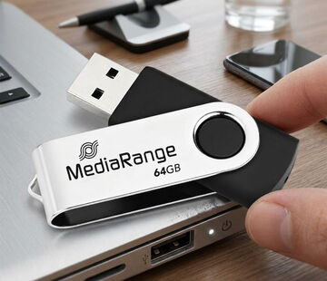 MediaRange USB-2.0-Stick mit 64 GB und Drehbügel, in einen Laptop eingesteckt