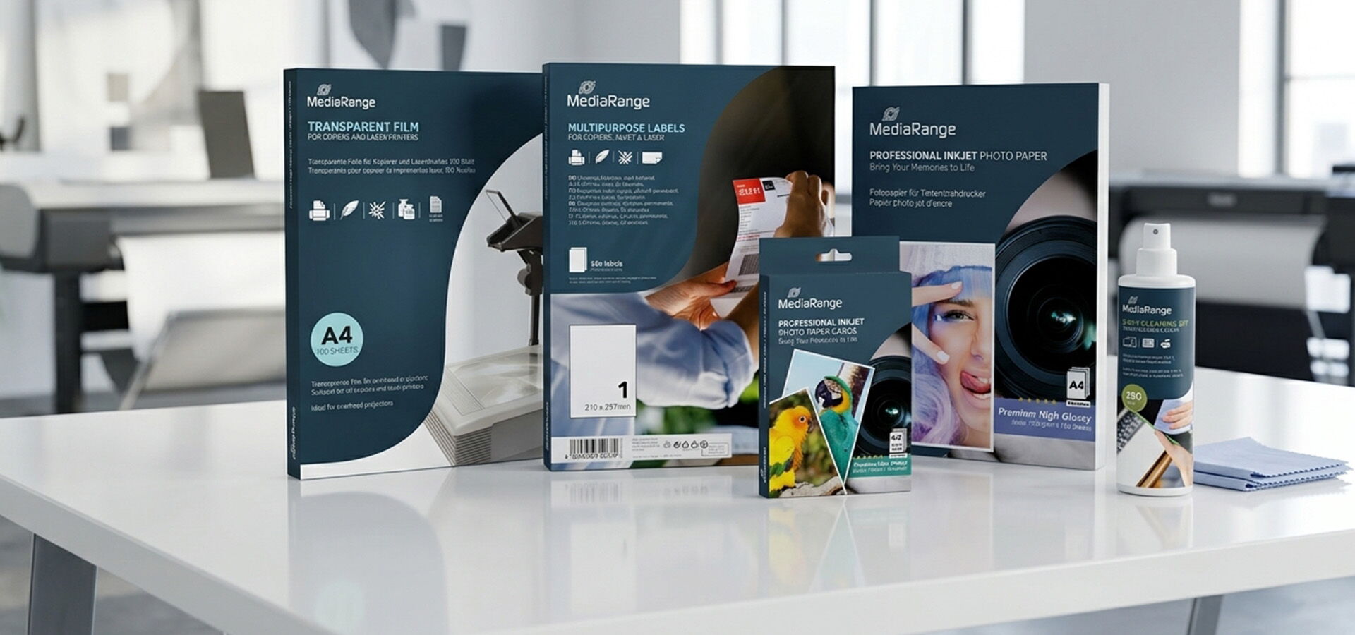 MediaRange Fotopapier, Inkjet-Papier und Reinigungsprodukte auf einem weißen Schreibtisch