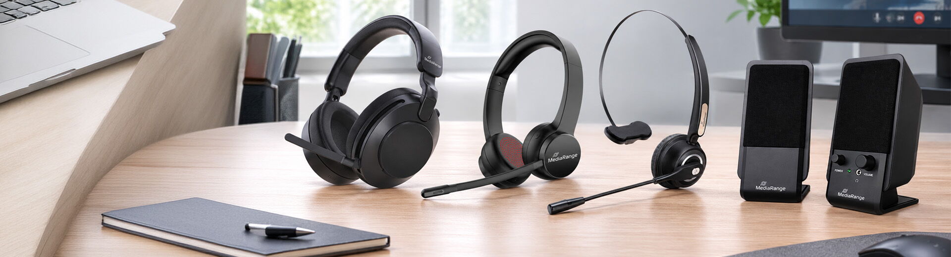 MediaRange Headsets mit Mikrofon und Stereo-PC-Lautsprecher auf einem Schreibtisch