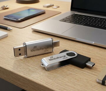 MediaRange USB-C-Stick mit Drehbügel neben Laptop und Smartphone