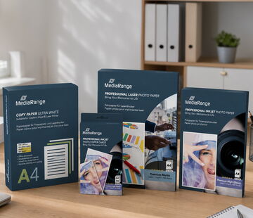 MediaRange Kopier- und Fotopapier-Verpackungen auf einem Schreibtisch im Büro