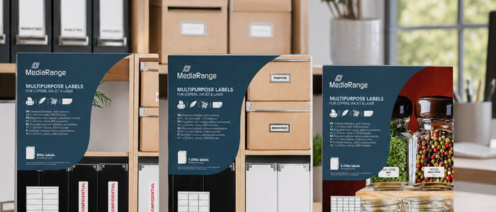 MediaRange Universal-Etiketten-Verpackungen vor Aufbewahrungsboxen im Regal