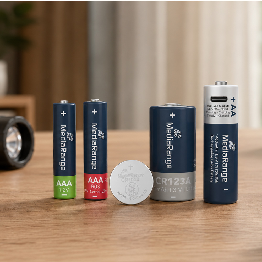 MediaRange Batterien in verschiedenen Größen auf einem Holztisch